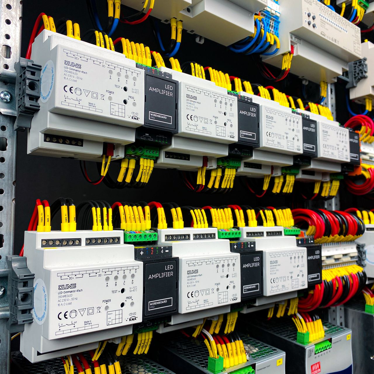 Распределительный щит квартиры с модульными KNX-актуаторами и блоком питания на DIN-рейке